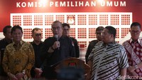Ketua KPU Hasyim Asyari didampingi Ketua Bawaslu Rahmat Bagja, Ketua DKPP Heddy Lugito, beserta anggota tiga lembaga tersebut menyampaikan keterangan dalam konferensi pers di Gedung KPU, Jakarta, Rabu (10/5/2023).  