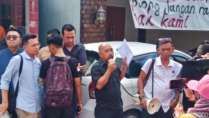Kuasa hukum Hartana dan kawan-kawan, Badrus Zaman (baju hitam) berorasi meminta eksekusi lahan Tol Jogja-Solo, Desa Pepe, Kecamatan Ngawen, Klaten, ditunda, Rabu (10/5/2023).