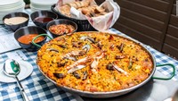 Hidangan nasi dari Spanyol adalah paella. Hidangan terkenal dari Valencia ini berasal dari makanan petani dan biasanya dibuat menggunakan nasi bomba.