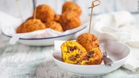 Arancini, makanan jalanan paling terkenal di Sisilia, Italia. Nama bola nasi itu berasal dari buah jeruk yang bentuk dan warnanya mirip. Arancini adalah bola nasi isi yang dilapisi tepung roti dan digoreng.