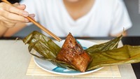 Zongzi dapat ditemukan di seluruh China. Makanan ini mengacu pada pangsit beras ketan yang dibungkus daun bambu sebelum direbus yang dapat diisi dengan isian gurih atau manis.