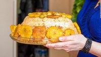 Arroz imperial, salah satu hidangan nasi klasik Kuba. Arroz imperial biasanya dilapisi dengan nasi kuning, ayam suwir, mayones dan keju dan kadang dipanggang.