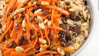 Kabuli pulao adalah hidangan nasi paling terkenal di Afghanistan. Kabuli pulao disajikan ditumpuk tinggi di atas piring dengan daging domba yang dimasak lambat dan campuran rempah-rempah (kapulaga, cengkeh, kayu manis, dan jinten).