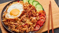 Nasi goreng diterjemahkan menjadi fried rice dalam bahasa Indonesia dan Melayu merupakan makanan pokok yang murah dan mengenyangkan. Sajian ini ada di warung pinggir jalan dan restoran di seluruh kepulauan di Indonesia.