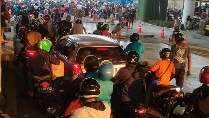 Lalin Macet di Sekitar Flyover Cakung