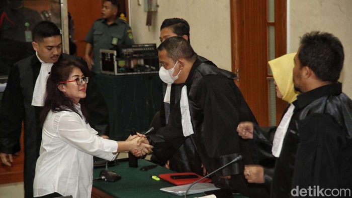 Terdakwa Linda menjalani sidang vonis di Pengadilan Jakarta Barat, Rabu (10/5/2023). Linda Pujiastuti alias Anita dinyatakan bersalah dalam kasus narkoba yang turut menjerat eks Kapolda Sumbar Irjen Teddy Minahasa dan Linda divonis 17 tahun penjara.