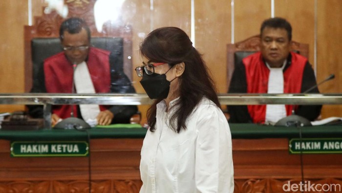 Linda Divonis 17 Tahun Penjara di Kasus Narkoba Irjen Teddy Minahasa Terdakwa Linda menjalani sidang vonis di Pengadilan Jakarta Barat, Rabu (10/5/2023). Linda Pujiastuti alias Anita dinyatakan bersalah dalam kasus narkoba yang turut menjerat eks Kapolda Sumbar Irjen Teddy Minahasa dan Linda divonis 17 tahun penjara.