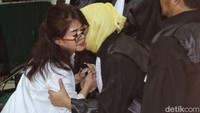 Terdakwa Linda menghampiri tim kuasa hukumnya usai menjalani sidang vonis di Pengadilan Jakarta Barat, Rabu (10/5/2023). Linda Pujiastuti alias Anita dinyatakan bersalah dalam kasus narkoba yang turut menjerat eks Kapolda Sumbar Irjen Teddy Minahasa.