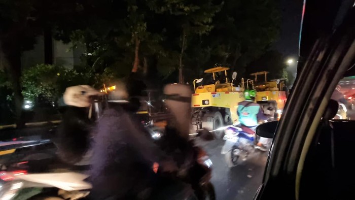 Macet di MT Haryono arah Halim gegara ada pekerjaan di depan Stasiun Cawang.