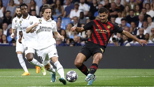 Soccer Football - Champions League - Semi Final - First Leg - Real Madrid v Manchester City - Santiago Bernabeu, Madrid, Spain - May 9, 2023 Manchester Citys Rodri in action with Real Madrids Luka Modric REUTERS/Juan Medina