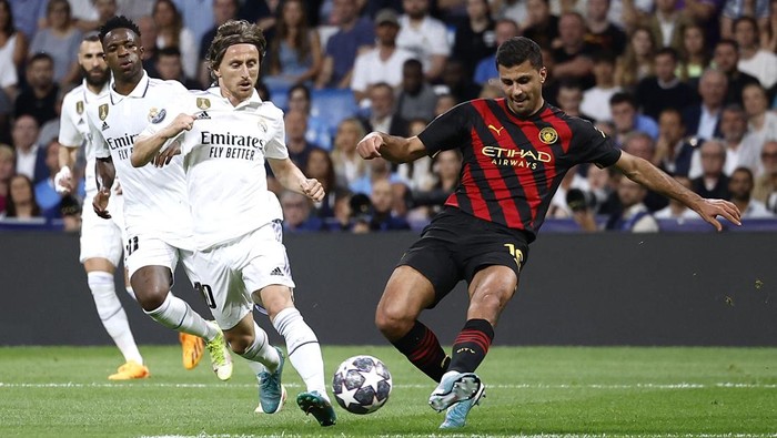 Soccer Football - Champions League - Semi Final - First Leg - Real Madrid v Manchester City - Santiago Bernabeu, Madrid, Spain - May 9, 2023 Manchester Citys Rodri in action with Real Madrids Luka Modric REUTERS/Juan Medina