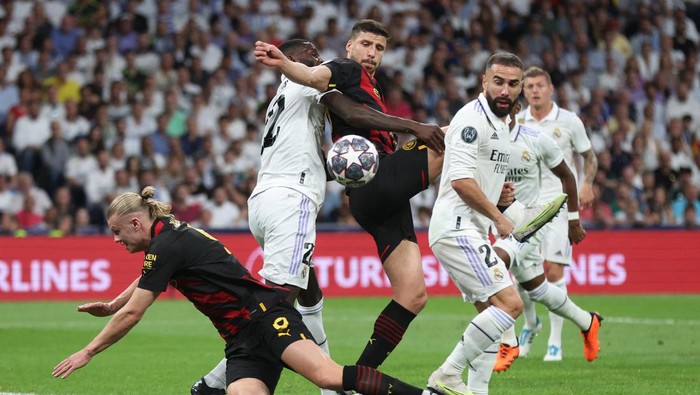 Soccer Football - Champions League - Semi Final - First Leg - Real Madrid v Manchester City - Santiago Bernabeu, Madrid, Spain - May 9, 2023 Real Madrids Antonio Rudiger and Dani Carvajal in action with Manchester Citys Ruben Dias and Erling Braut Haaland REUTERS/Isabel Infantes