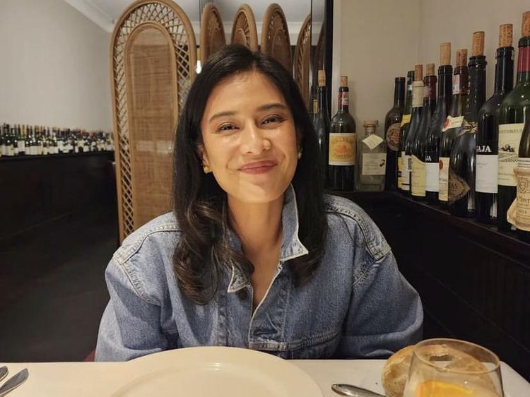 Makin Cantik, Gaya Dian Sastro Saat Jadi Dosen hingga Kulineran