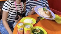Makan nasi ayam Hainan bersama kerabatnya. Gaya kulineran aktris cantik ini tampak seperti remaja zaman sekarang ya? Foto: Instagram @therealdisastr