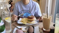 Makan burger dengan keripik kentang, minumnya ada segelas es kopi susu untuk menemaninya brunch. Foto: Instagram @therealdisastr