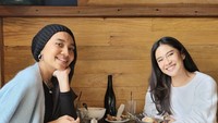 Sarapan dengan penyanyi Yuna, dirinya menyebut Yuna merupakan penyanyi favoritnya. Foto: Instagram @therealdisastr