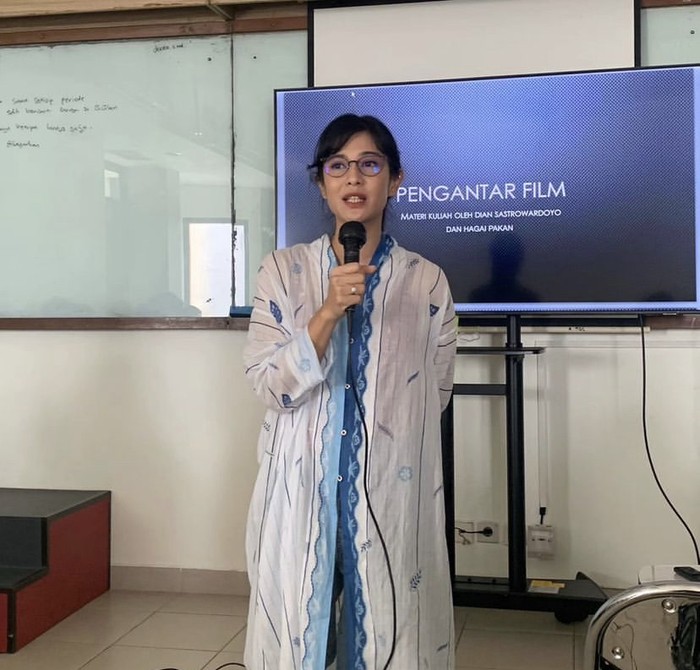 Makin Cantik, Ini Gaya Dian Sastro Saat Jadi Dosen hingga Kulineran