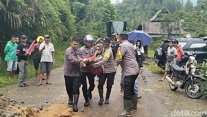 Wanita paruh baya bernama Sunarni (50) di Kabupaten Mamasa, Sulawesi Barat (Sulbar) terpaksa dibopong.