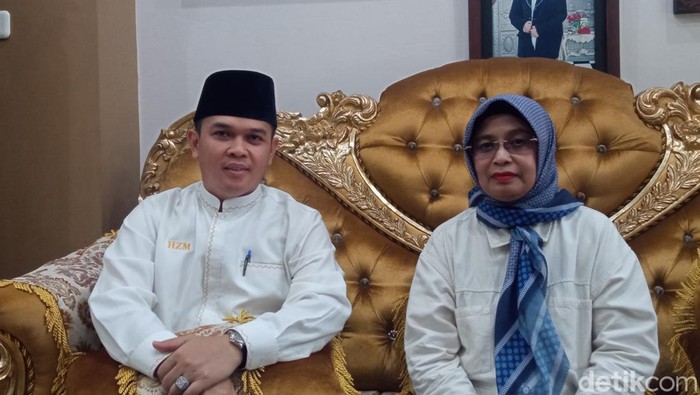 Mantan Ketua DPRD Kota Cirebon, Affiati (kanan) bersama dengan suaminya, Zaenal Muttaqin (kiri)