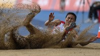 Atlet Indonesia Maria Natalia Londa melakukan lompatan pada nomor lompat jauh putri SEA Games 2023 di Stadion Morodok Techo National Stadium, Phom Penh, Kamboja, Rabu (10/5/2023). Maria Natalia Londa berhasil merebut medali emas usai melakukan lompatan terjauh 6,28 meter pada percobaan kelima diikuti dua atlet Vietnam Thi Thu Thoa Bui di peringkat kedua dengan 6,13 meter dan Thi Loan Bui yang meraih perunggu dengan 6,02 meter. ANTARA FOTO/Muhammad Adimaja  