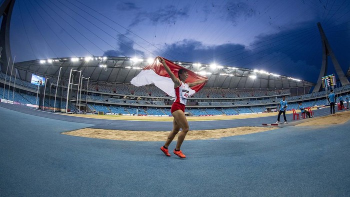 Atlet Indonesia Maria Natalia Londa mengibarkan bendera merah putih usai memastikan meraih medali emas pada nomor lompat jauh putri SEA Games 2023 di Stadion Morodok Techo National Stadium, Kamboja, Rabu (10/5/2023). Maria Natalia Londa berhasil merebut medali emas usai melakukan lompatan terjauh  6,28 meter pada percobaan kelima diikuti dua atlet Vietnam Thi Thu Thoa Bui di peringkat kedua dengan 6,13 meter dan Thi Loan Bui yang meraih perunggu dengan 6,02 meter. ANTARA FOTO/Muhammad Adimaja/aww.