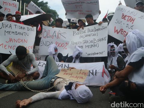 Massa nelayan menggelar aksi demo menolak PP No 11 Tahun 2023 di depan kantor Bupati Pati, Jawa Tengah, Rabu (10/5/2023).