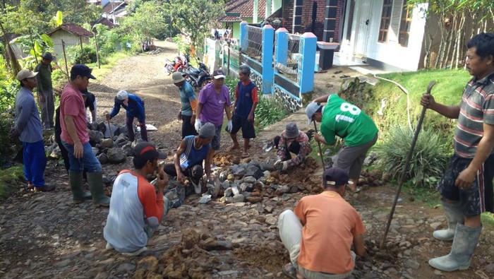 Masyarakat Kecamatan Sodonghilir, Kabupaten Tasikmalaya, swadaya memperbaiki kerusakan jalan di wilayahnya.