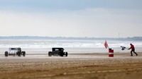 Ajang balapan mobil antik ini juga menarik perhatian pengunjung pantai.  
