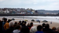 Penggemar otomotif mengikuti pertemuan mobil dan motor klasik Race The Waves di pantai di Bridlington, Inggris, Sabtu (22/4/2023). Para pencinta mobil klasik berkumpul di pantai yang berada di Bridlington, Inggris, untuk ambil bagian dalam kegiatan Race The Wave.