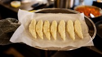 Seorang juru masak memegang potongan ikan kerapu hasil cetak 3D sebelum membuatnya menjadi hidangan untuk dicicipi. Umami berharap dapat membawa produk pertamanya ke pasar pada tahun 2024, dimulai di Singapura dan kemudian negara-negara seperti Amerika Serikat dan Jepang.