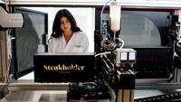 Pencetak 3D membentuk potongan ikan kerapu yang dibudidayakan di kantor Steakholder Foods di Rehovot, Israel, dalam foto yang diambil pada 23 April 2023. Israels Steakholder Foods telah bermitra dengan Umami Meats yang berbasis di Singapura untuk membuat fillet ikan.  