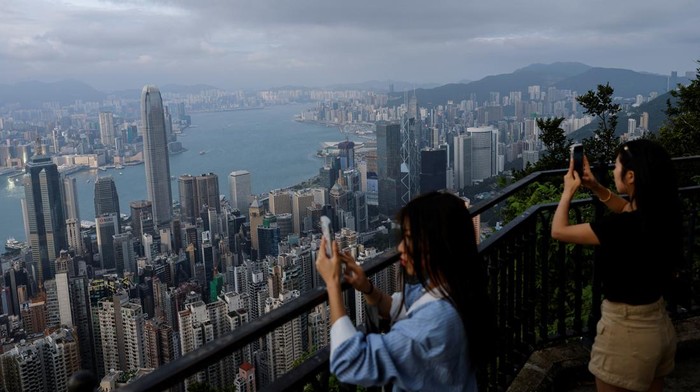 Menikmati Indahnya Lanskap Kota Hong Kong dari Ketinggian An evening view of the financial Central district and Victoria Harbour in Hong Kong, China, May 9, 2023. REUTERS/Tyrone Siu