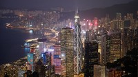 Tidak kalah indahnya, adalah pemandangan kawasan pusat keuangan dan Pelabuhan Victoria Hong Kong di kala malam. Lampu cahaya kota yang menerangi menambah cantik suasana.  