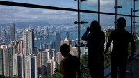 Pemandangan kawasan pusat keuangan dan Pelabuhan Victoria Hong Kong begitu indah saat dilihat dari ketinggian.  
