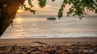 Menikmati sunrise cantik di pinggir pantai