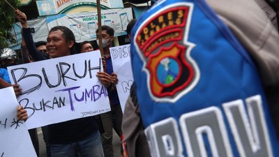 Massa Buruh di Jombang Gelar Demo Tolak UU Cipta Kerja