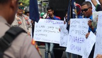 Dalam aksinya, mereka menolak Undang-undang cipta kerja dan penuntasan kasus buruh terbengkalai yang terkena PHK sepihak dan tidak direspon pemerintah.