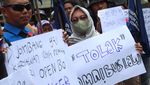 Massa Buruh di Jombang Gelar Demo Tolak UU Cipta Kerja