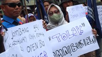 Puluhan buruh yang tergabung dalam Konfederasi Serikat Buruh Muslimin Indonesia (K-Sarbumusi) Kabupaten Jombang menggelar unjuk rasa di Unit Pelaksana Teknis Balai Latihan Kerja (UPT BLK) Kabupaten Jombang, Jawa Timur, Rabu (10/5/2023). 