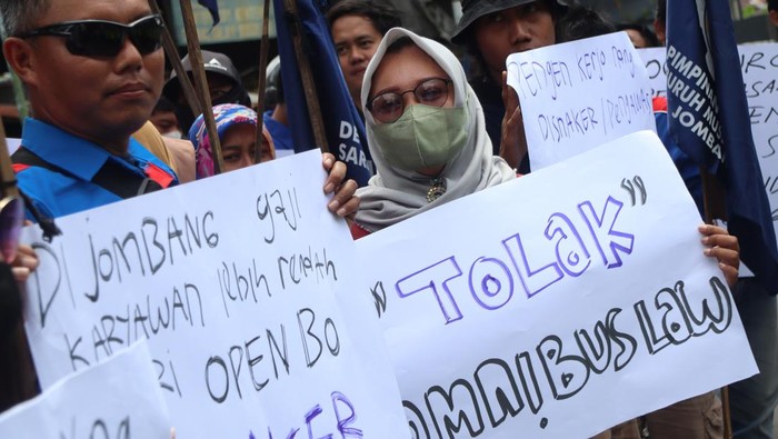menolak Undang Undang Cipta Kerja, mereka juga mengadukan tingkat kesejahteraan buruh. Puluhan buruh yang tergabung dalam Konfederasi Serikat Buruh Muslimin Indonesia (K-Sarbumusi) Kabupaten Jombang menggelar unjuk rasa di Unit Pelaksana Teknis Balai Latihan Kerja (UPT BLK) Kabupaten Jombang, Jawa Timur, Rabu (10/5/2023). Dalam aksinya mereka menuntut penuntasan kasus buruh terbengkalai yang terkena PHK sepihak dan tidak direspon Pemerintah serta menyoroti anggaran Rp900 juta untuk melaksanakan pelatihan yang seolah hanya dibuat kegiatan serimonial tanpa ada pendampingan. ANTARA FOTO /Syaiful Arif/nz