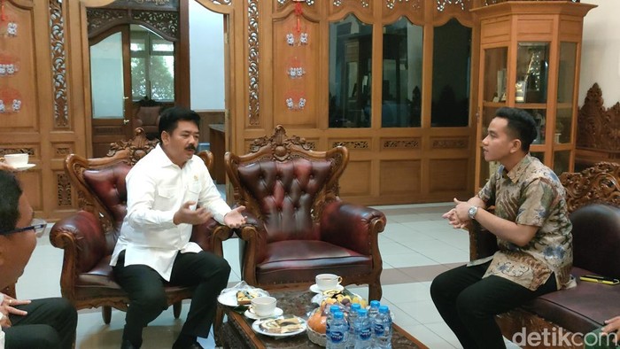 Menteri Agraria dan Tata Ruang/Kepala Badan Pertanahan Nasional (ATR/BPN) Hadi Tjahjanto dan Wali Kota Solo Gibran Rakabuming Raka di Balai Kota Solo, Rabu (10/5/2023).
