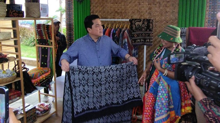 Menteri BUMN Erick Thohir  memborong produk UMKM di SME’s HUB, Side Event KTT ASEAN di kawasan Marina Waterfront Labuan Bajo, Selasa (9/5/2023).