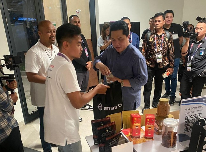 Menteri BUMN Erick Thohir melihat produk mitra binaan Antam di booth MIND ID Grup