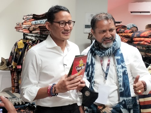 Menteri Pariwisata dan Ekonomi Kreatif Sandiaga Salahuddin Uno mengunjungi lapak UMKM di Rumah BUMN SMEs HUB, Side Event KTT ASEAN di Marina Labuan Bajo (Ambrosius Ardin)