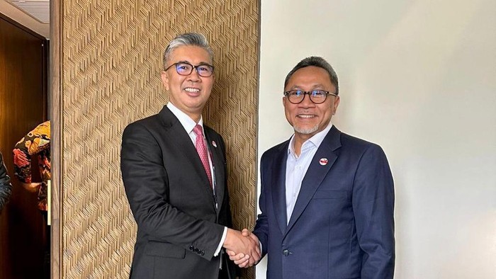 enteri Perdagangan (Mendag) RI Zulkifli Hasan melakukan pertemuan bilateral dengan Menteri Investasi, Perdagangan, dan Perindustrian Malaysia, Tengku Zafrul Aziz di sela-sela KTT ke-42 ASEAN, di Labuan Bajo, Manggarai Barat, Nusa Tenggara Timur (NTT).