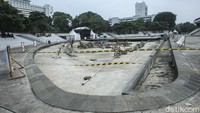 Taman yang memiliki kolam air mancur menari tersebut kini tengah dilakukan perawatan.
