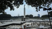 Petugas menyelesaikan pekerjaan di Taman Lapangan Banteng, Jakarta, Rabu (10/5/2023).