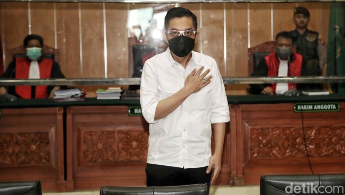 Mantan Kapolres Bukittinggi AKBP Dody Prawiranegara, Linda Pujiastuti dan mantan Kapolsek Kalibaru Kompol Kasranto bersiap menjalani sidang vonis di Pengadilan Negeri Jakarta Barat, Rabu (10/5/2023).
