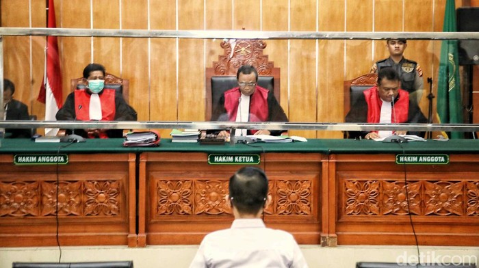 Mantan Kapolres Bukittinggi AKBP Dody Prawiranegara, Linda Pujiastuti dan mantan Kapolsek Kalibaru Kompol Kasranto bersiap menjalani sidang vonis di Pengadilan Negeri Jakarta Barat, Rabu (10/5/2023).