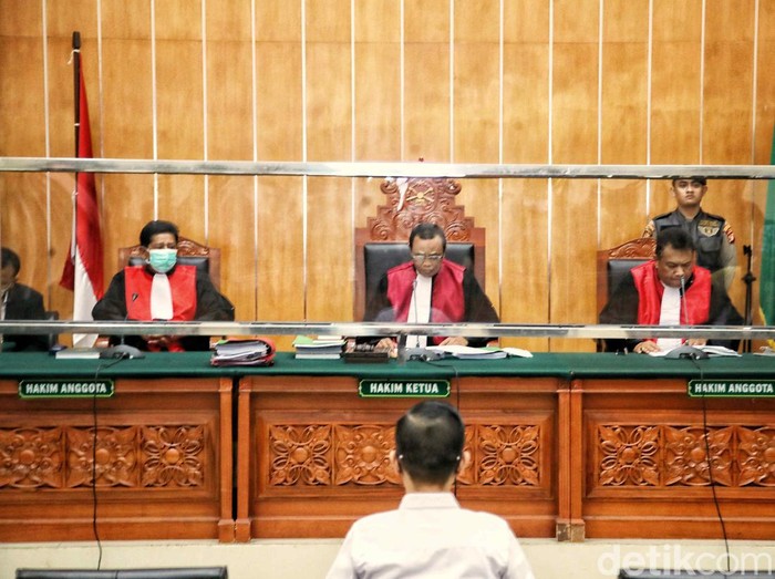 Mantan Kapolres Bukittinggi AKBP Dody Prawiranegara, Linda Pujiastuti dan mantan Kapolsek Kalibaru Kompol Kasranto bersiap menjalani sidang vonis di Pengadilan Negeri Jakarta Barat, Rabu (10/5/2023).